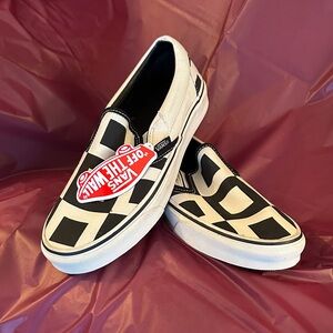 Gorgeous NEW Unisex Vans classic Checkered Slip-Ons, Men 6, Women’s 7.5 NIB